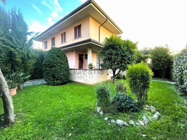 casa indipendente in vendita a Pietrasanta