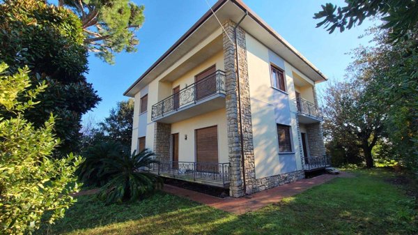 casa indipendente in vendita a Pietrasanta in zona Vignone