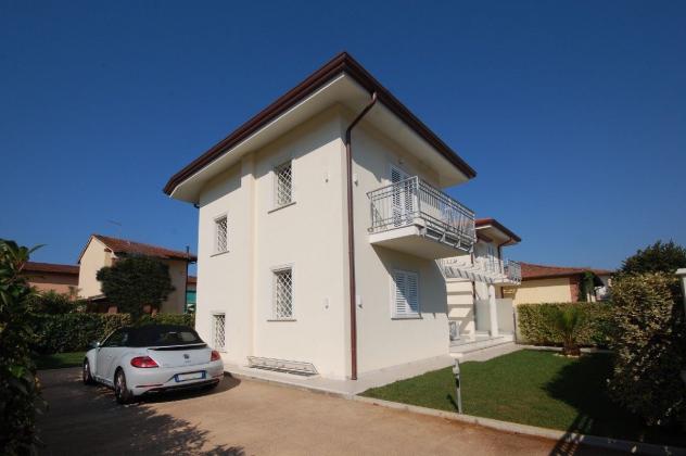 casa indipendente in vendita a Pietrasanta in zona Tonfano