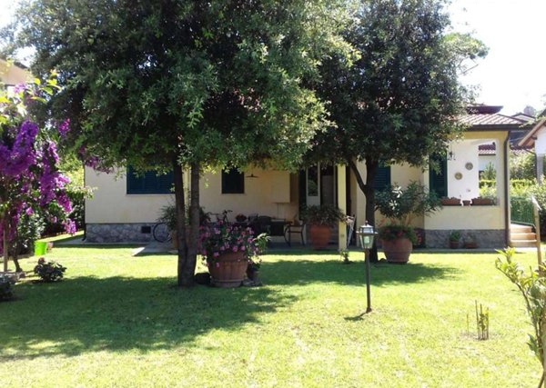 casa indipendente in vendita a Pietrasanta in zona Tonfano