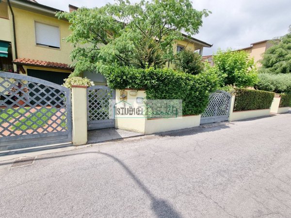 casa indipendente in vendita a Pietrasanta in zona Capezzano