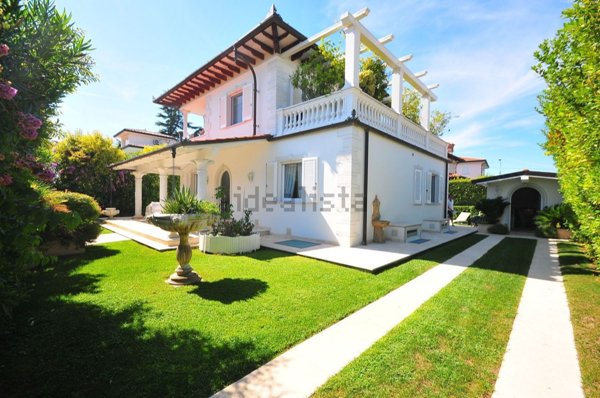 casa indipendente in vendita a Pietrasanta in zona Tonfano