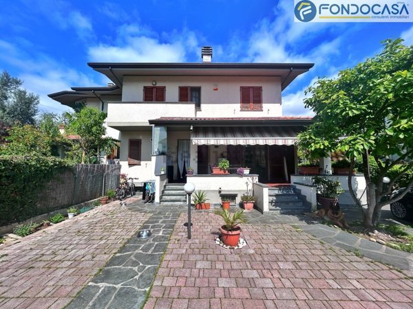 quadrivano in vendita a Pietrasanta in zona Crociale