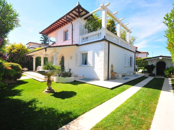 casa indipendente in vendita a Pietrasanta in zona Tonfano