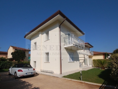 casa indipendente in vendita a Pietrasanta in zona Tonfano