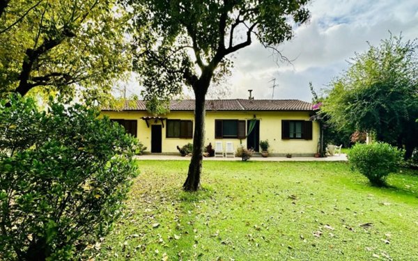 appartamento in vendita a Pietrasanta in zona Vignone