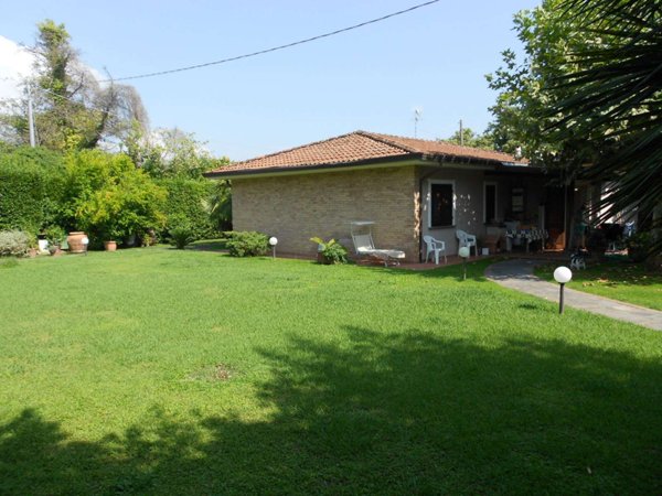 casa indipendente in vendita a Pietrasanta in zona Fiumetto