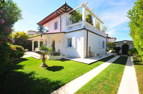 casa indipendente in vendita a Pietrasanta in zona Tonfano
