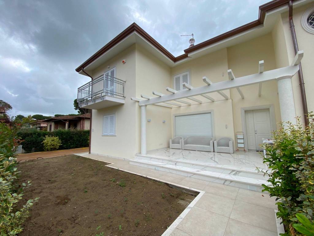 casa indipendente in vendita a Pietrasanta in zona Tonfano