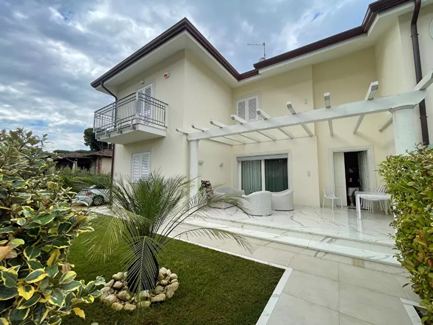 casa indipendente in vendita a Pietrasanta in zona Tonfano