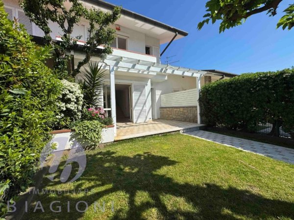 casa indipendente in vendita a Pietrasanta in zona Tonfano
