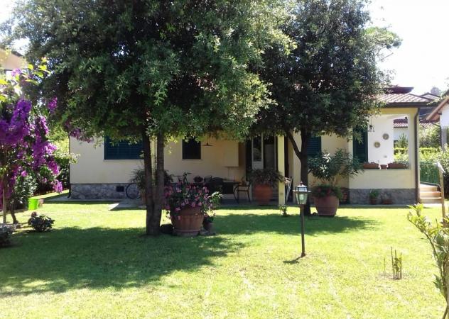 casa indipendente in vendita a Pietrasanta in zona Tonfano