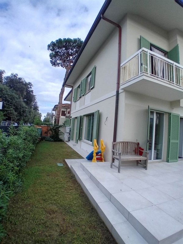 casa indipendente in vendita a Pietrasanta in zona Tonfano