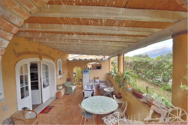 casa indipendente in vendita a Pietrasanta in zona Crociale