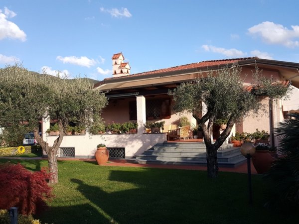 casa indipendente in vendita a Pietrasanta in zona Strettoia