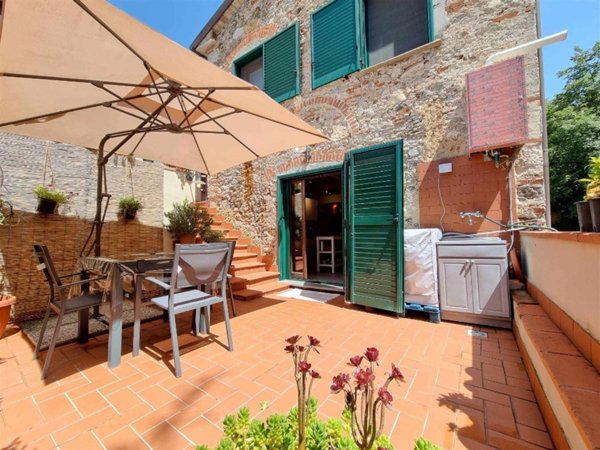 locale di sgombero in vendita a Pietrasanta in zona Capezzano Monte