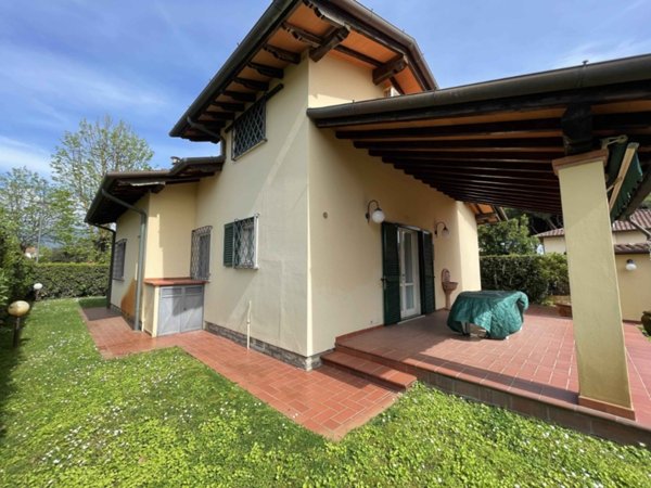 casa indipendente in vendita a Pietrasanta in zona Tonfano