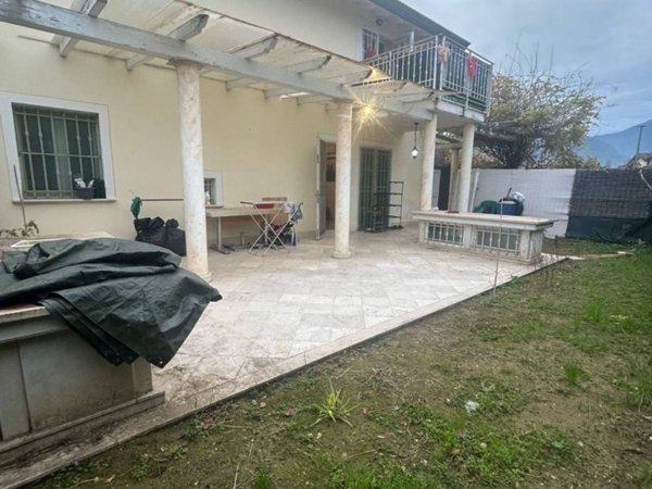 casa indipendente in vendita a Pietrasanta in zona Tonfano