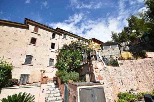 casa indipendente in vendita a Pietrasanta in zona Solaio