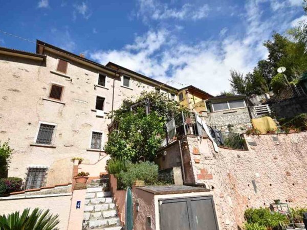casa indipendente in vendita a Pietrasanta in zona Solaio