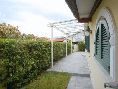 casa indipendente in vendita a Pietrasanta in zona Fiumetto