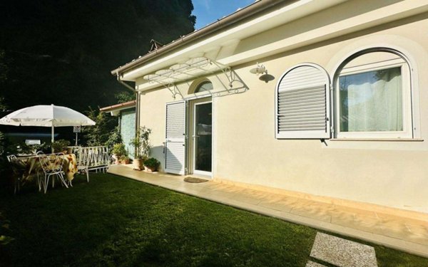 casa indipendente in vendita a Pietrasanta in zona Valdicastello