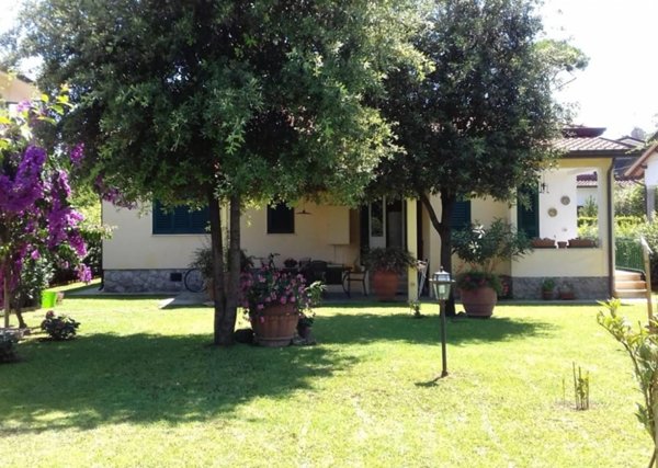 casa indipendente in vendita a Pietrasanta in zona Tonfano
