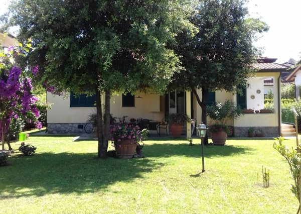 casa indipendente in vendita a Pietrasanta in zona Tonfano