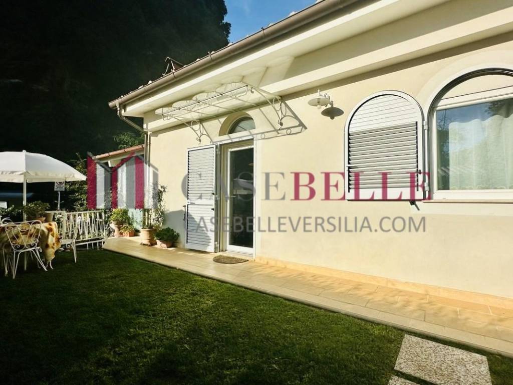 casa indipendente in vendita a Pietrasanta in zona Valdicastello