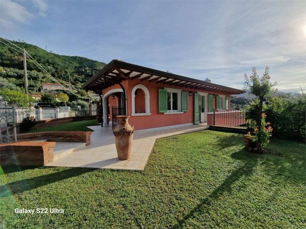 casa indipendente in vendita a Pietrasanta in zona Strettoia