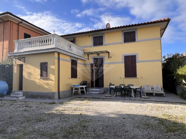 casa indipendente in vendita a Pietrasanta in zona Tonfano