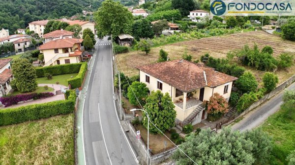 casa indipendente in vendita a Pietrasanta in zona Strettoia