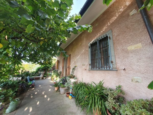 casa indipendente in vendita a Pietrasanta in zona Strettoia
