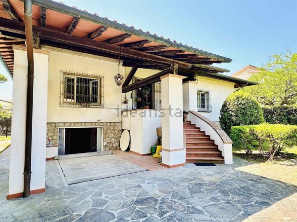 casa indipendente in vendita a Pietrasanta in zona Motrone
