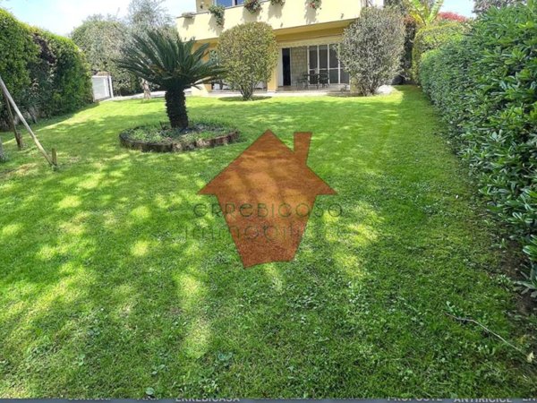 appartamento in vendita a Pietrasanta in zona Marina di Pietrasanta