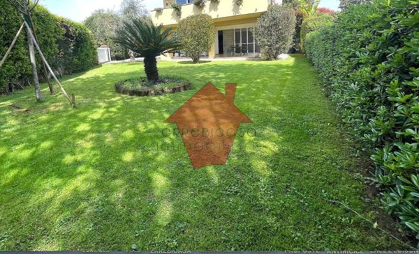 appartamento in vendita a Pietrasanta in zona Marina di Pietrasanta