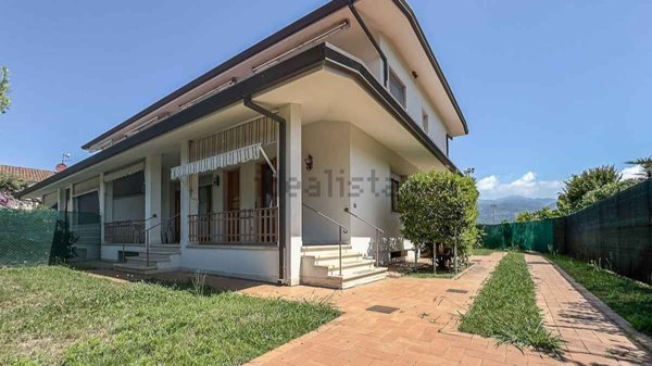 casa indipendente in vendita a Pietrasanta in zona Fiumetto