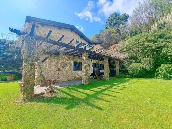 casa indipendente in vendita a Pietrasanta in zona Capezzano Monte