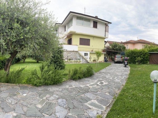 casa indipendente in vendita a Pietrasanta in zona Traversagna