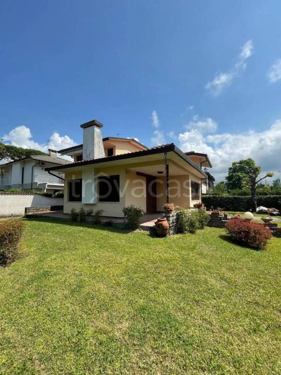 casa indipendente in vendita a Pietrasanta in zona Tonfano