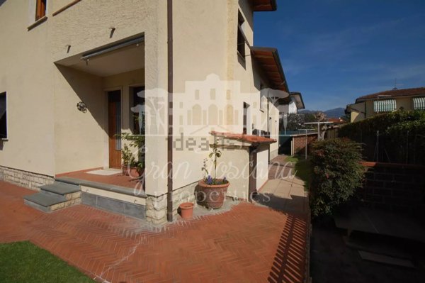 casa indipendente in vendita a Pietrasanta in zona Tonfano