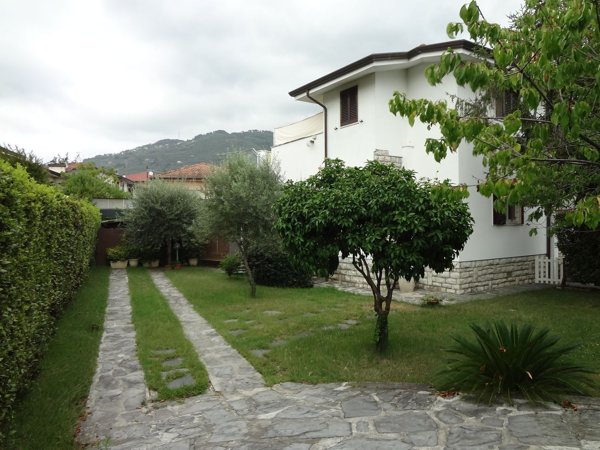 casa indipendente in vendita a Pietrasanta