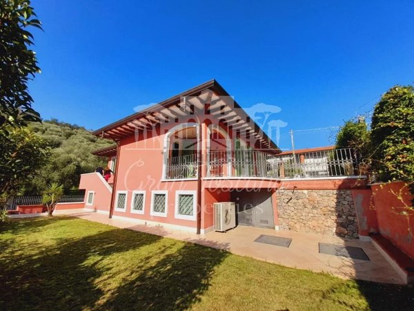 casa indipendente in vendita a Pietrasanta in zona Strettoia