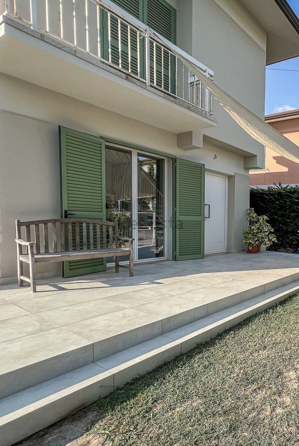 casa indipendente in vendita a Pietrasanta in zona Tonfano