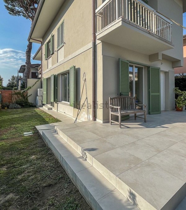 casa indipendente in vendita a Pietrasanta in zona Tonfano