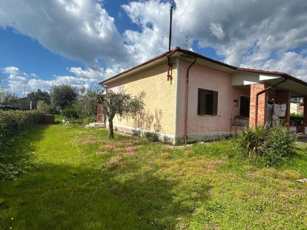 casa indipendente in vendita a Pietrasanta in zona Crociale