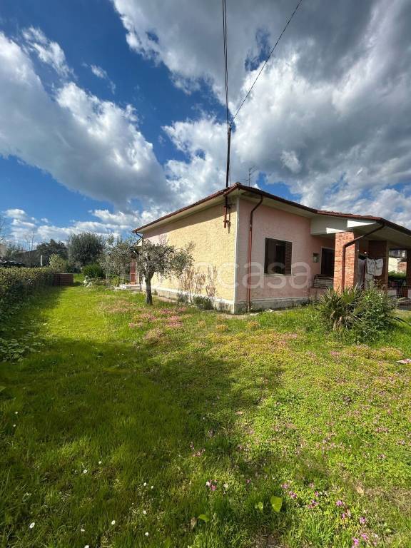 casa indipendente in vendita a Pietrasanta in zona Crociale