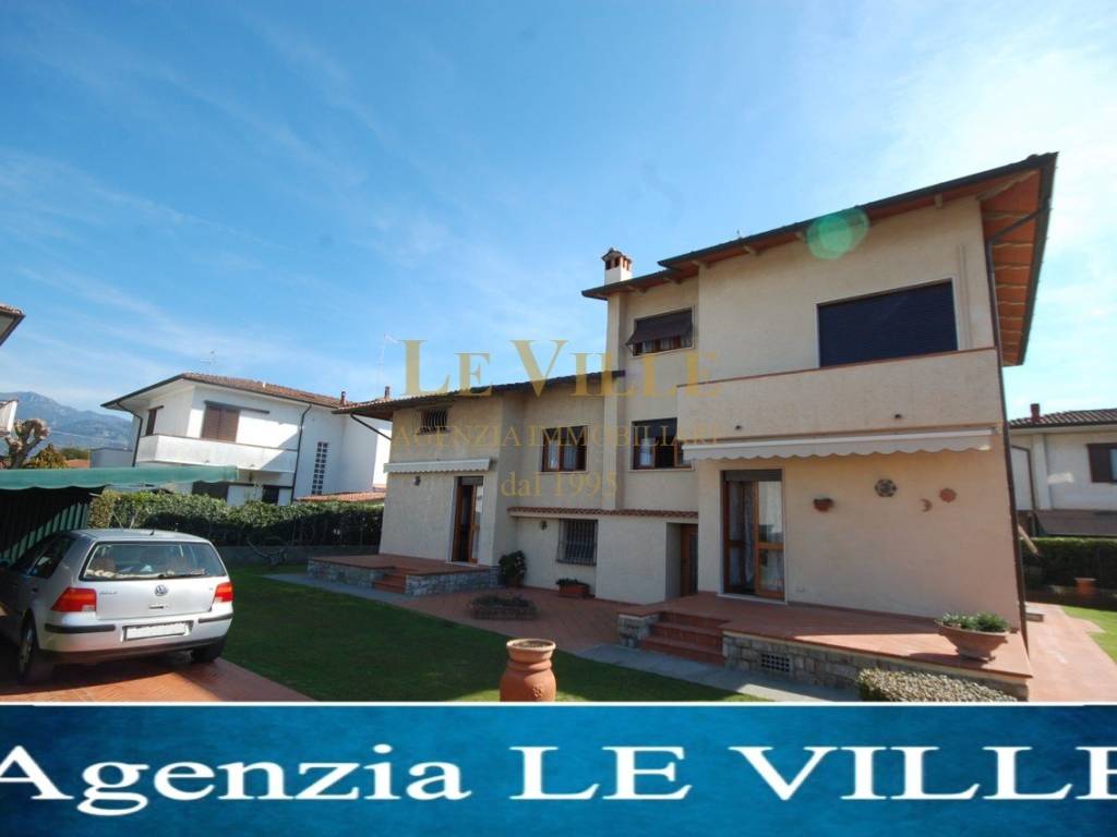 casa indipendente in vendita a Pietrasanta in zona Tonfano