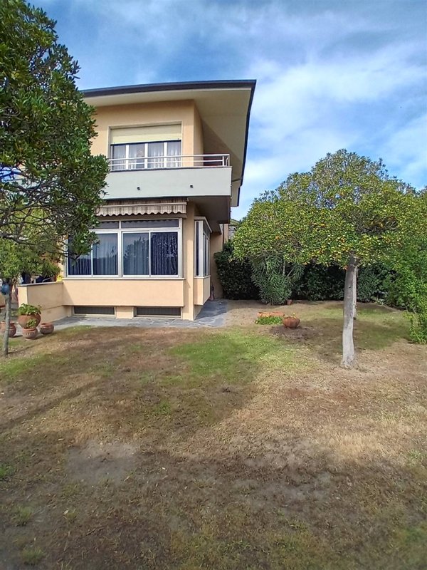 casa indipendente in vendita a Pietrasanta in zona Tonfano