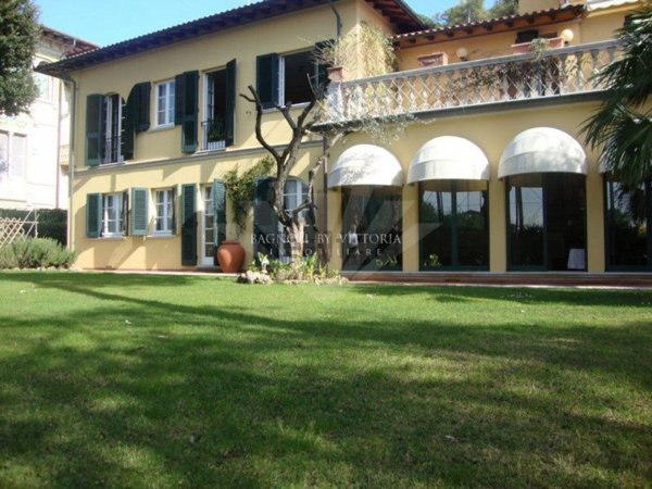 casa indipendente in vendita a Pietrasanta in zona Tonfano